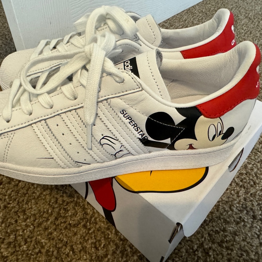 Superstar adidas disney collection size 5.5 us